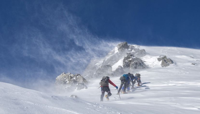 Giacca d'alpinismo per proteggersi dagli agenti atmosferici ad alta quota.