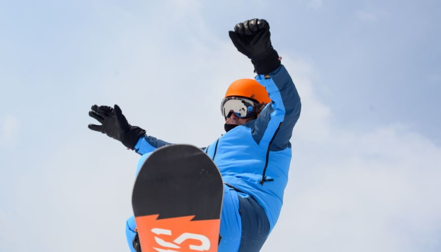 Scopri la differenza tra tuta da sci e da snowboard.