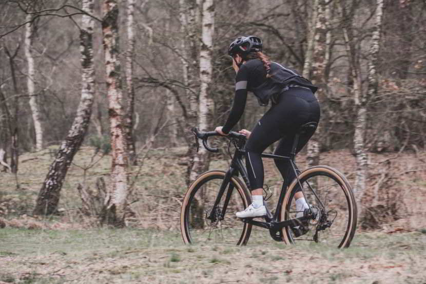 Come deve essere una bici gravel: caratteristiche per ottenere il meglio.