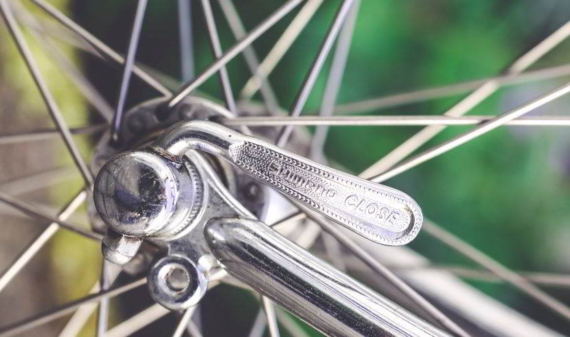 Passaggio da bici da corsa a gravel: cambio ruote.
