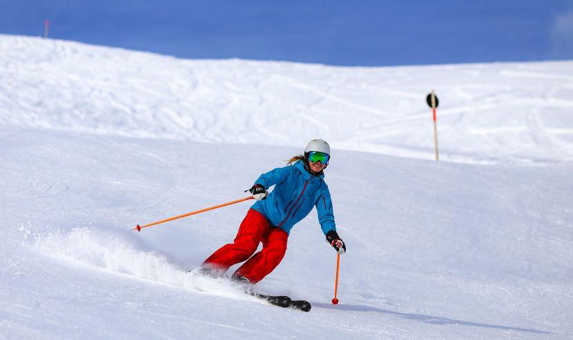 Donna che scia in una delle migliori piste da sci italiane.