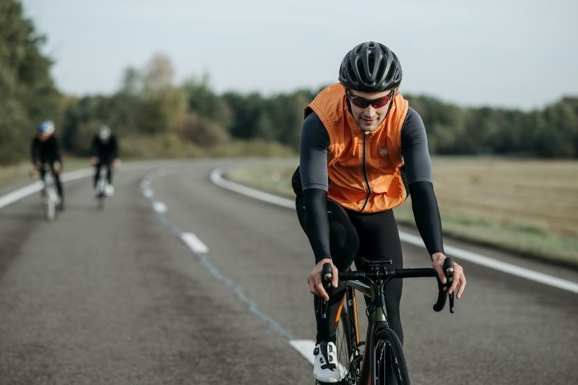 ciclista che festeggia la Giornata mondiale della bicicletta